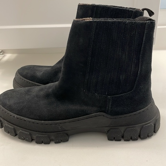 Italian made Buemos black suede short boots with thick non slip rubber sole. - Picture 6 of 7